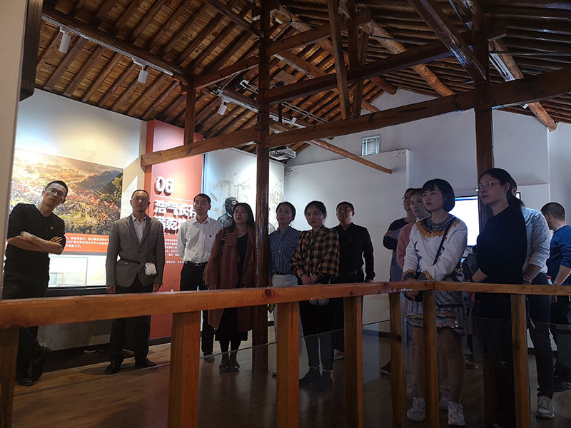 區(qū)城建投黨支部開展革命傳統(tǒng)教育“緬懷先烈、重溫誓詞”主題黨日活動