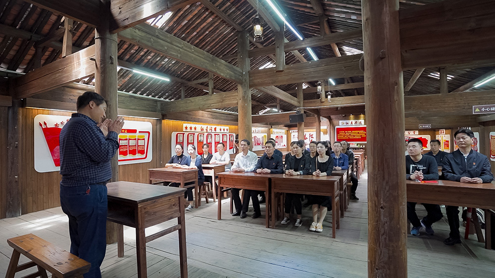 屯溪區(qū)國投集團(tuán)開展學(xué)黨史、祭英烈主題黨日活動